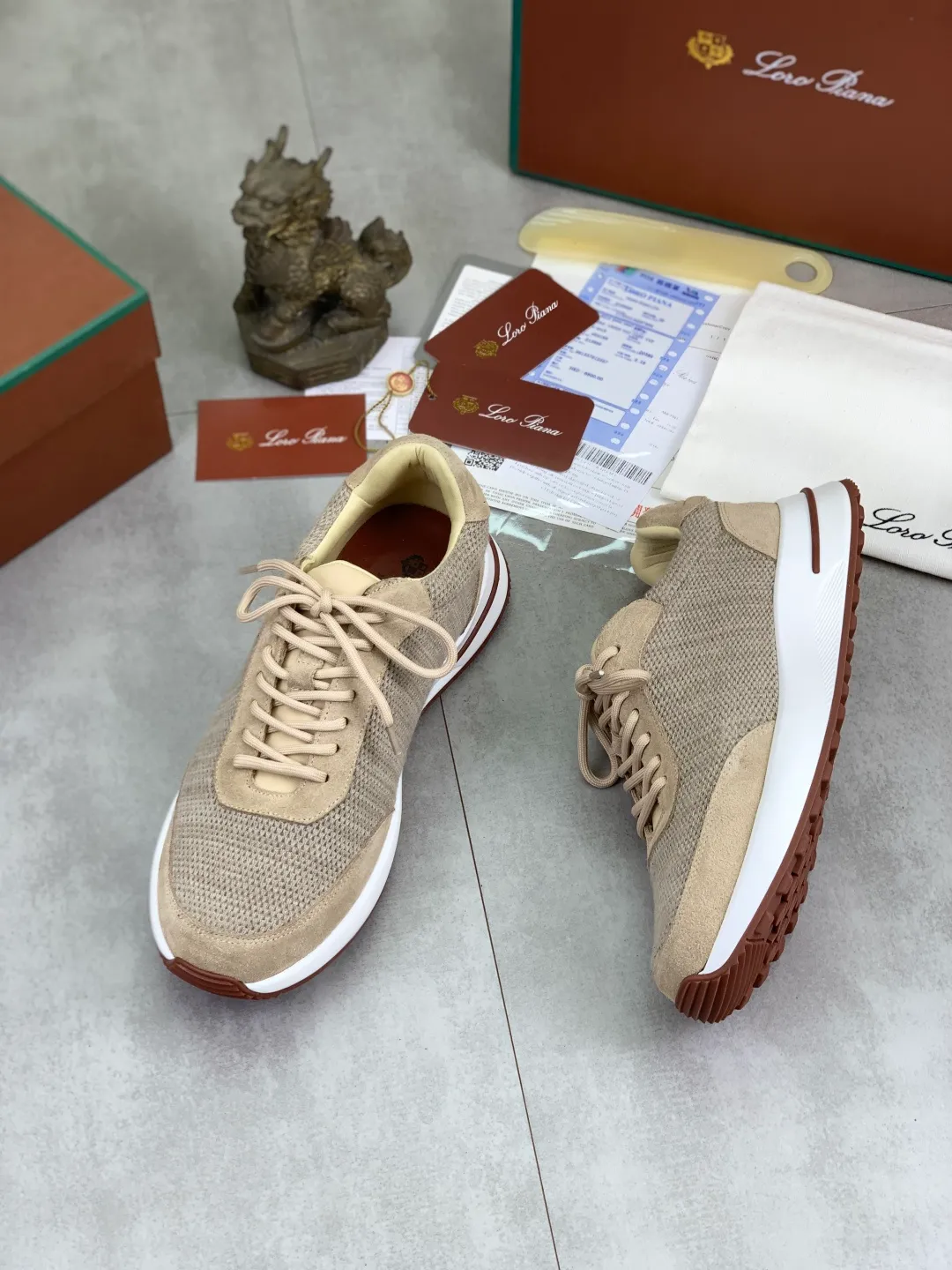 Men's men's shoes 💰P440 New model 💰 The latest casual shoes Loro Piana 💯 Top grade 💯 Buy the original copy 💯 Founded the existing Loro Piana company on April 24, 1924. It is now the sixth generation of family business, providing top quality products to customers who are discerning about taste and quality. Imported original fly woven fabric with cowhide fabric, plain calfskin lining. Hand-sewn thread with cowhide feet. Original packaging. High-end outsole. Size: 38-44 (customized for 45 and 46). 5️⃣ colors available.